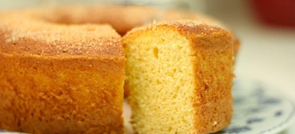 Bolo de fubá com laranja fica pronto em menos de 1 hora e sabor é irresistível