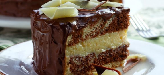 Bolo gelado de chocolate com mousse de maracujá