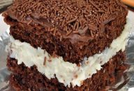 Bolo gelado de chocolate e coco