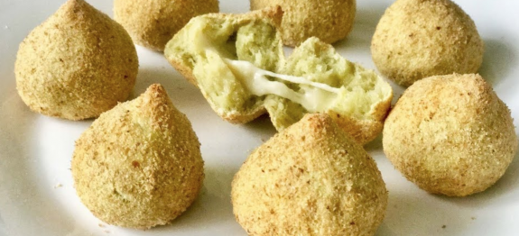 Coxinha de Frango e Tapioca com Queijo