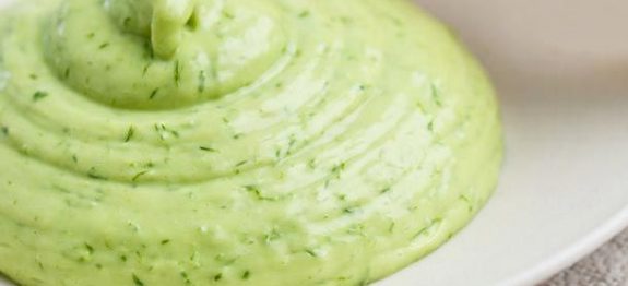 Como fazer a famosa maionese verde (temperada com ervas) das hamburguerias
