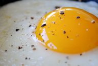 Como fritar ovo com água (e sem óleo)