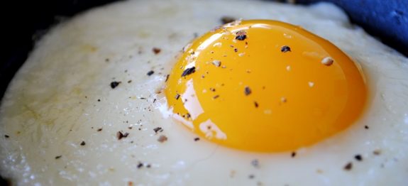 Como fritar ovo com água (e sem óleo)