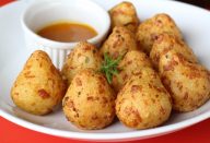Coxinha de tapioca com queijo branco não leva farinha ou óleo no preparo