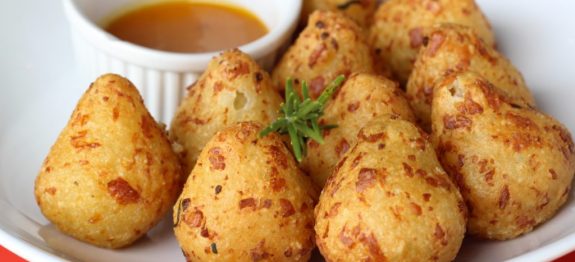 Coxinha de tapioca com queijo branco não leva farinha ou óleo no preparo