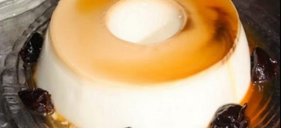 Manjar de Leite Ninho com Calda de Ameixa