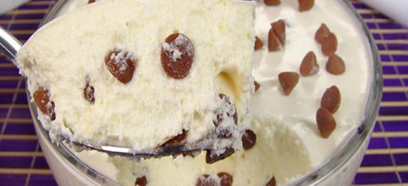 Mousse de leite com gotas de chocolate