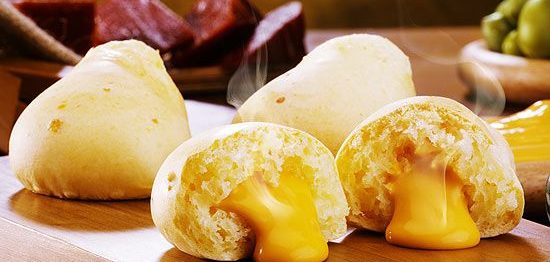 Pão de queijo recheado com cheddar