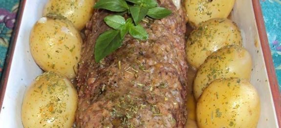 Rocambole de carne moída com batata
