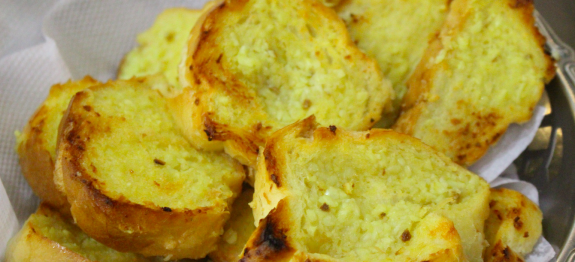 3 tipos de torradinhas feitas em casa: com orégano, com alho e com maionese