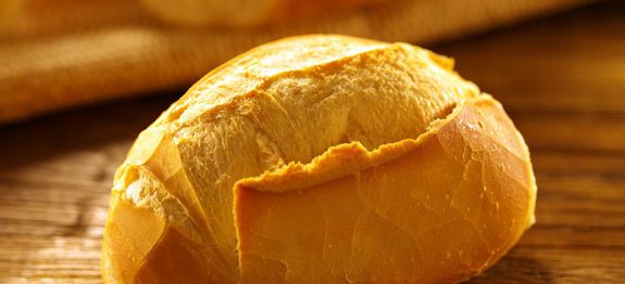 Transforme o pão murcho em crocante de novo usando apenas uma panela