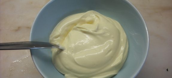 Veja como fazer uma maionese sem ovo cru