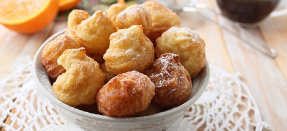 Vem ver como é simples fazer deliciosos bolinhos de chuva assados