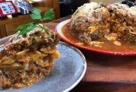 BOLO DE CARNE MOIDA COM RECHEIO DE MACARRÃO E COBERTURA DE QUEIJO