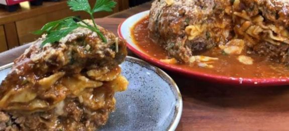 BOLO DE CARNE MOIDA COM RECHEIO DE MACARRÃO E COBERTURA DE QUEIJO