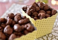 pipoca coberta de chocolate