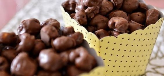 pipoca coberta de chocolate