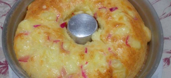 BOLO-PÃO-DE-QUEIJO-COM-MUITO-QUEIJO