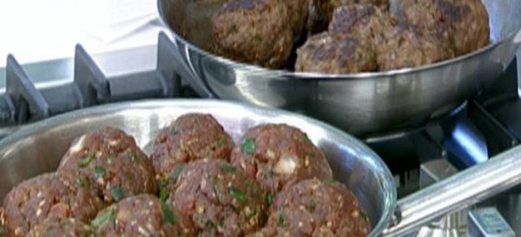 Bolas de carne com temperos diversos