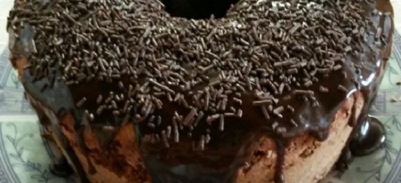 Bolo Formigueiro com Calda de Chocolate
