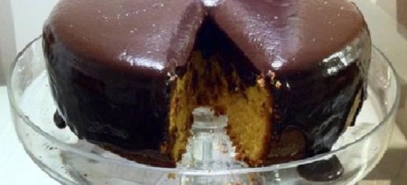 Bolo de Cenoura com Cobertura Cremosa de Chocolate