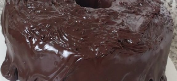Bolo de Chocolate com Cobertura Extra Cremosa