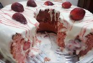 Bolo de Morango Cavado com Mousse de Ninho