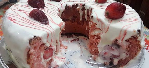 Bolo de Morango Cavado com Mousse de Ninho