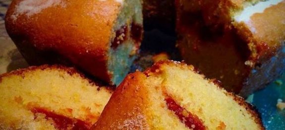 Bolo-de-fubá-fica-ainda-mais-especial-com-pedacinhos-de-goiabada