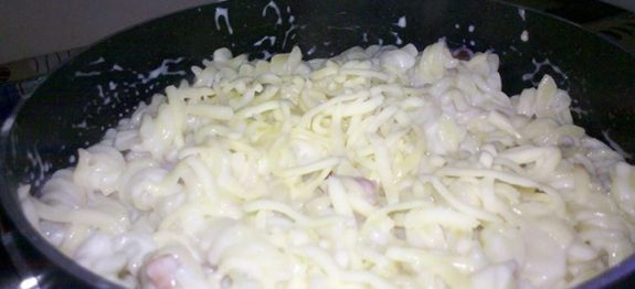Macarrão ao molho branco com bacon