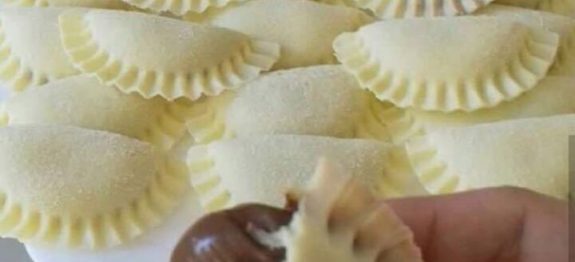 Pastel de leite ninho com recheio de nutella