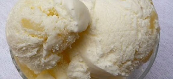 Sorvete Caseiro de Abacaxi (com Pedaços da Fruta)