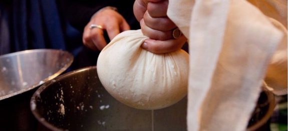 Um litro de leite, um iogurte e um limão é tudo o que você precisa para fazer seu próprio queijo fresco