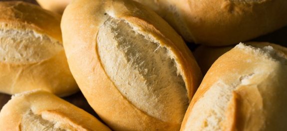 Veja como é fácil fazer um pão francês em casa