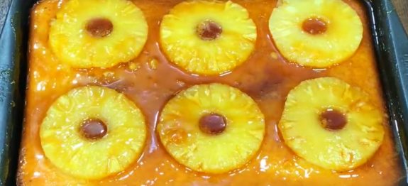 bolo-de-abacaxi-com-calda-de-pudim