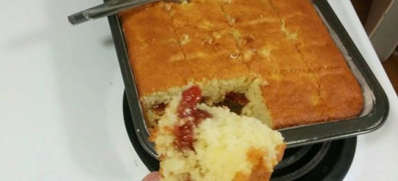 BOLO-DE-FUBÁ-COM-GOIABADA