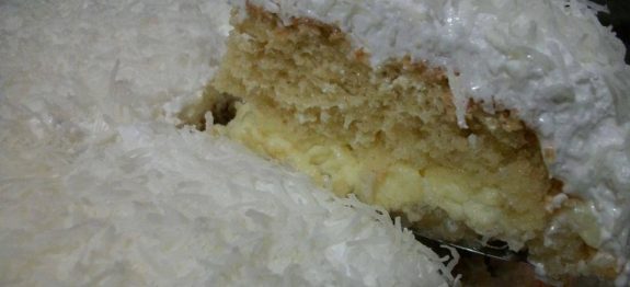 Bolo-cremoso-de-coco-com-cobertura-marshmallow