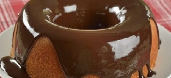 Bolo de Laranja com Calda de Chocolate