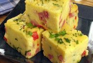 Bolo de mandioca com linguiça