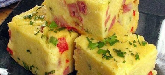 Bolo de mandioca com linguiça