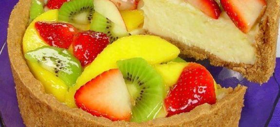 Torta colorida de frutas