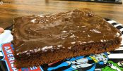 bolo-de-chocolate-facil-molhadinho-liquidificador-1024×576 (1)