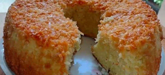 Bolo de coco simples de liquidificador