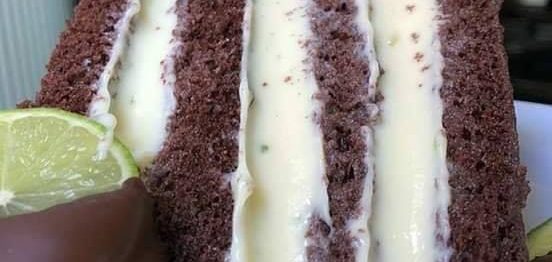 Bolo de chocolate com mousse de limão