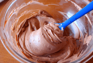 RECHEIO-DE-MOUSSE-DE-CHOCOLATE-TRUFADO-PARA-BOLOS-935×614 (1)