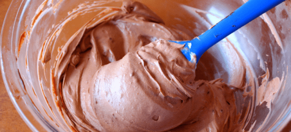 RECHEIO-DE-MOUSSE-DE-CHOCOLATE-TRUFADO-PARA-BOLOS-935×614 (1)