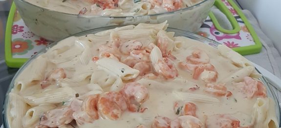 Macarrão com camarão gratinado e molho de queijos.