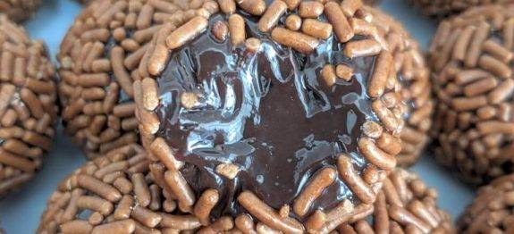 BRIGADEIRO PRONTO EM 3 MINUTOS, NO LIQUIDIFICADOR E NÃO VAI AO FOGO! DETALHE, SÃO SÓ 3 INGREDIENTES! PERFEITO!
