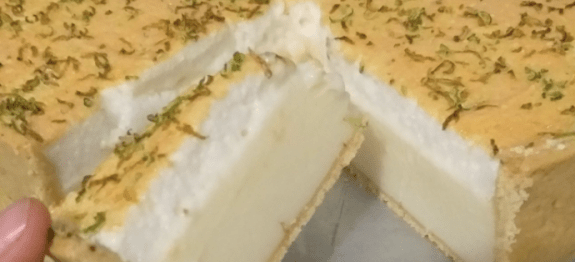 ESSE É O BOLO MAIS GOSTOSO QUE EU JÁ COMI ! CHAMO ELE DE NUVEM AMARELA PORQUE É FOFINHO E DESMANCHA NA BOCA!