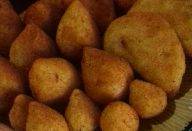 GENTE, PARA TUDO E ANOTA A RECEITA DESSE SALGADO FRITO SUPER FÁCIL E SEM MASSA! FICA DIVINAMENTE DELICIOSO!!!